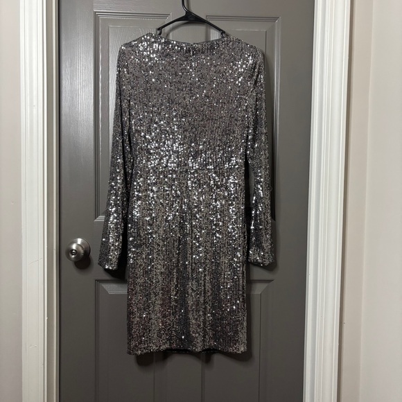 🥂Lauren Ralph Lauren New Sequined Twist Front Dress Silver and Grey Size 4 - Picture 9 of 16